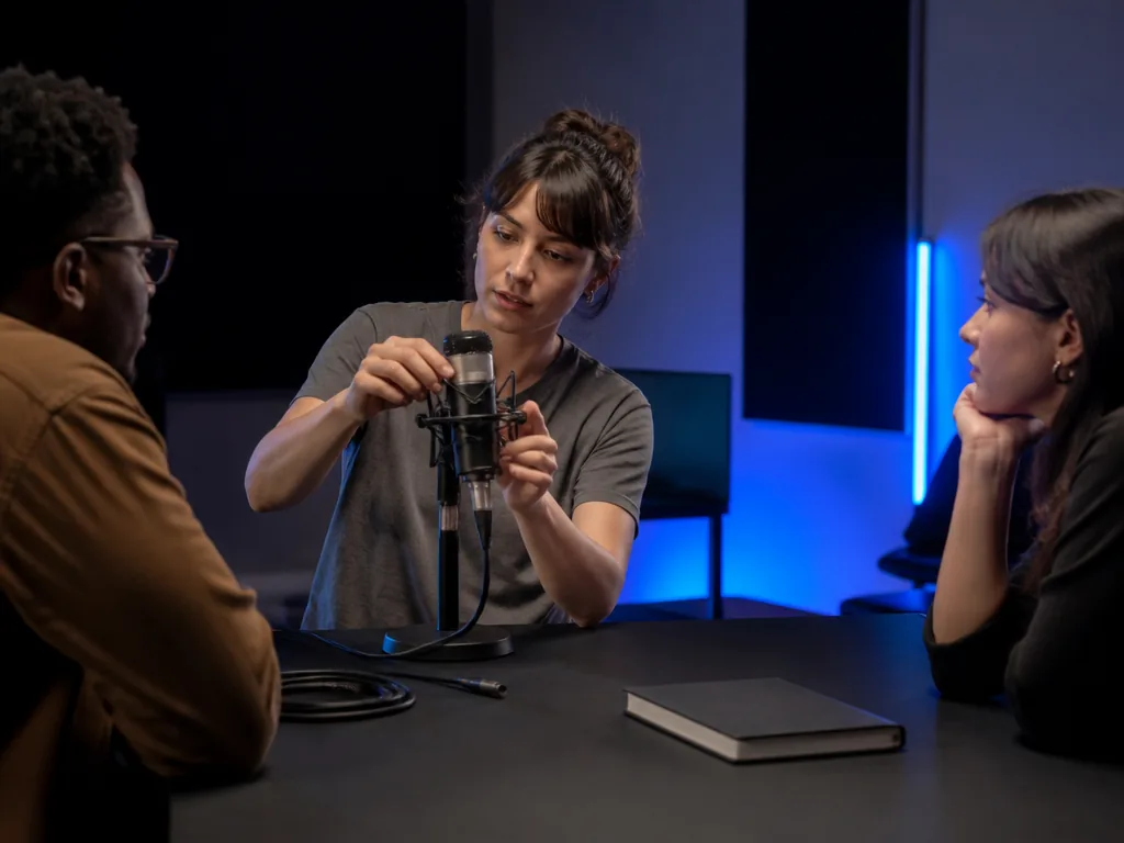 Sound designer de jeu vidéo composant des effets sonores en studio